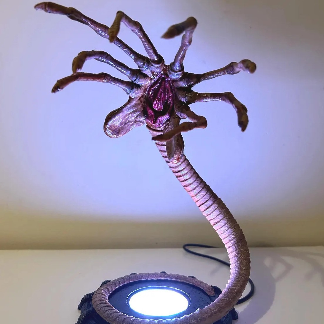 Alien Facehugger Lamp Nightlig - مراجعة Home Decor Com وسعره