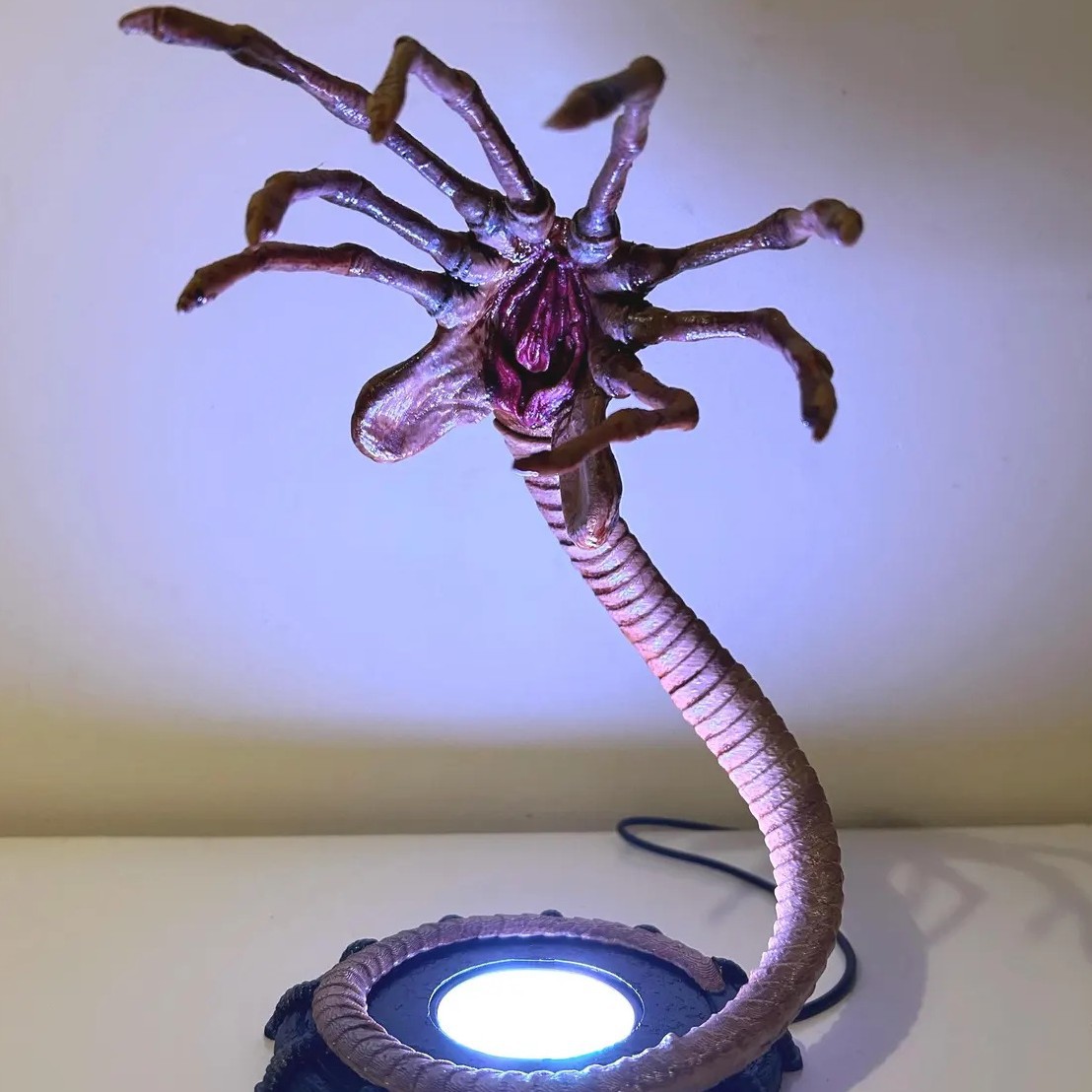Alien Facehugger Lamp Nightlig - مراجعة Home Decor Com وسعره