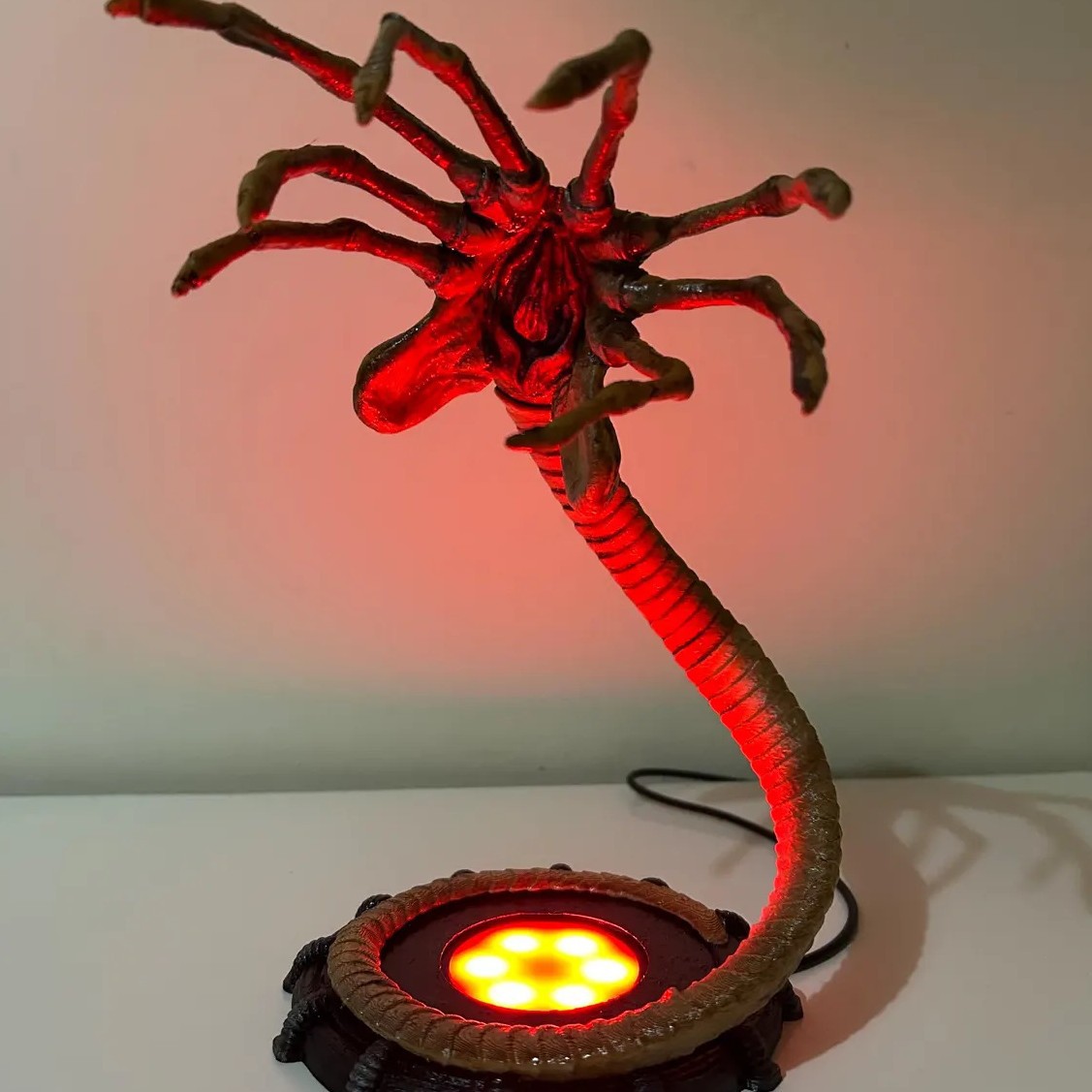 Alien Facehugger Lamp Nightlig - مراجعة Home Decor Com وسعره